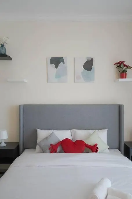 Serenity View: Modern 1BR in Dubai Marina Apartment