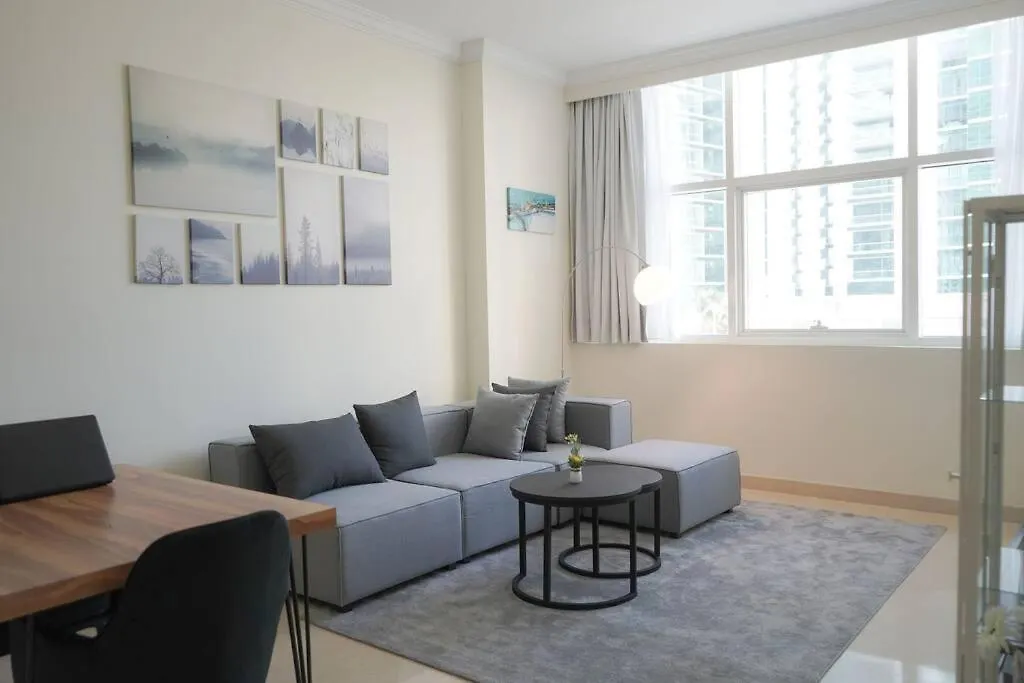 Serenity View: Modern 1BR in Dubai Marina 0*,