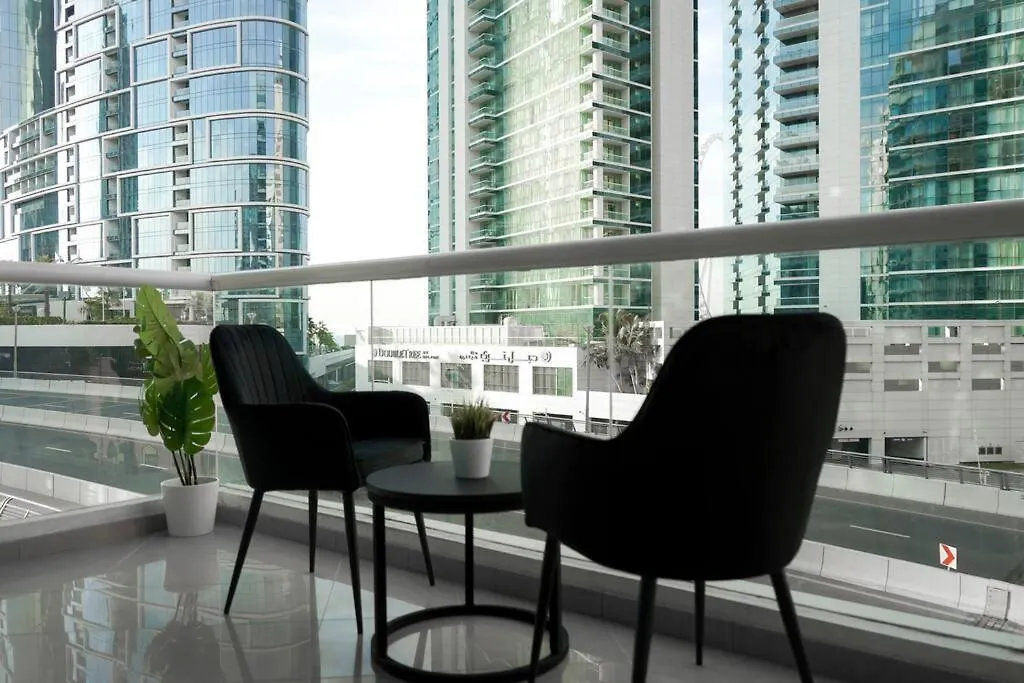 Serenity View: Modern 1BR in Dubai Marina Apartment