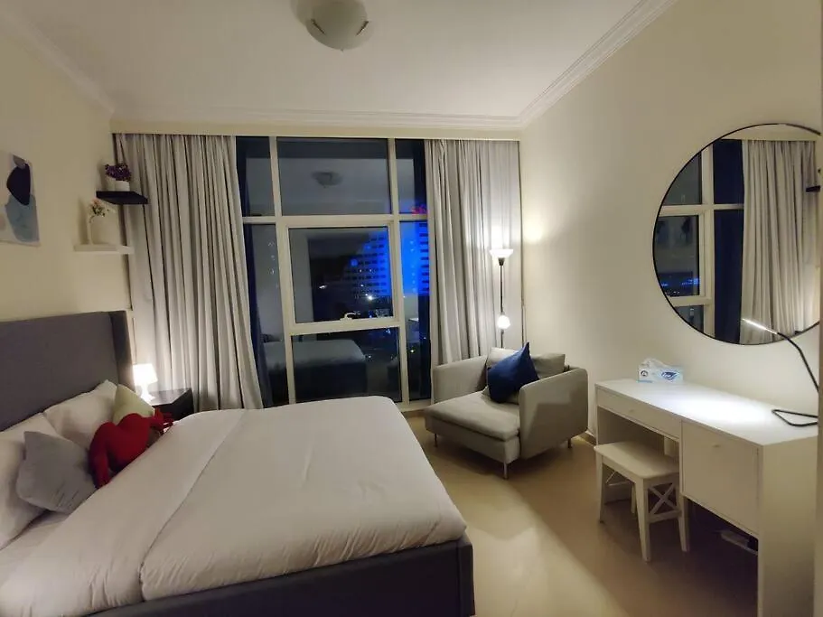 Serenity View: Modern 1BR in Dubai Marina Apartment