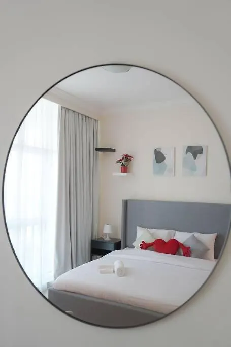 Serenity View: Modern 1BR in Dubai Marina Apartment