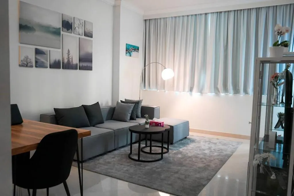 Serenity View: Modern 1BR in Dubai Marina