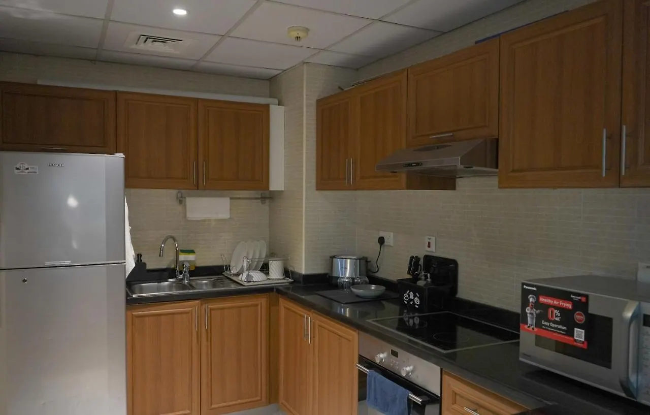 Serenity View: Modern 1BR in Dubai Marina Apartment